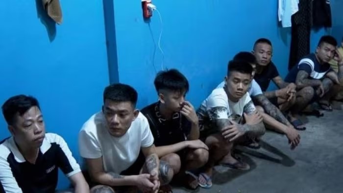 Khám xét khẩn cấp nhà trọ của Phạm Quang Thành, phát hiện 28 cô gái bị giữ trái phép, công an khởi tố hàng loạt đối tượng - ảnh 1
