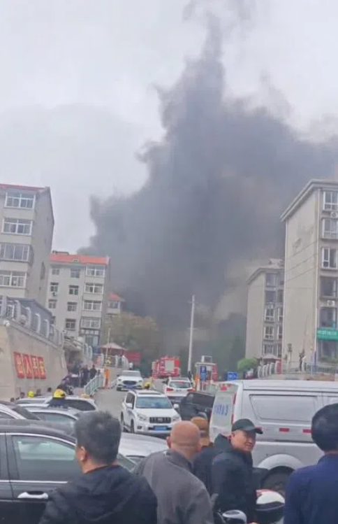 Vụ nổ 'xé toạc' nhà máy hóa chất: Nhiều nhà dân tan hoang, hàng chục người thương vong, chính quyền phát lệnh sơ tán khẩn cấp vì nguy cơ rò rỉ chất độc - ảnh 1