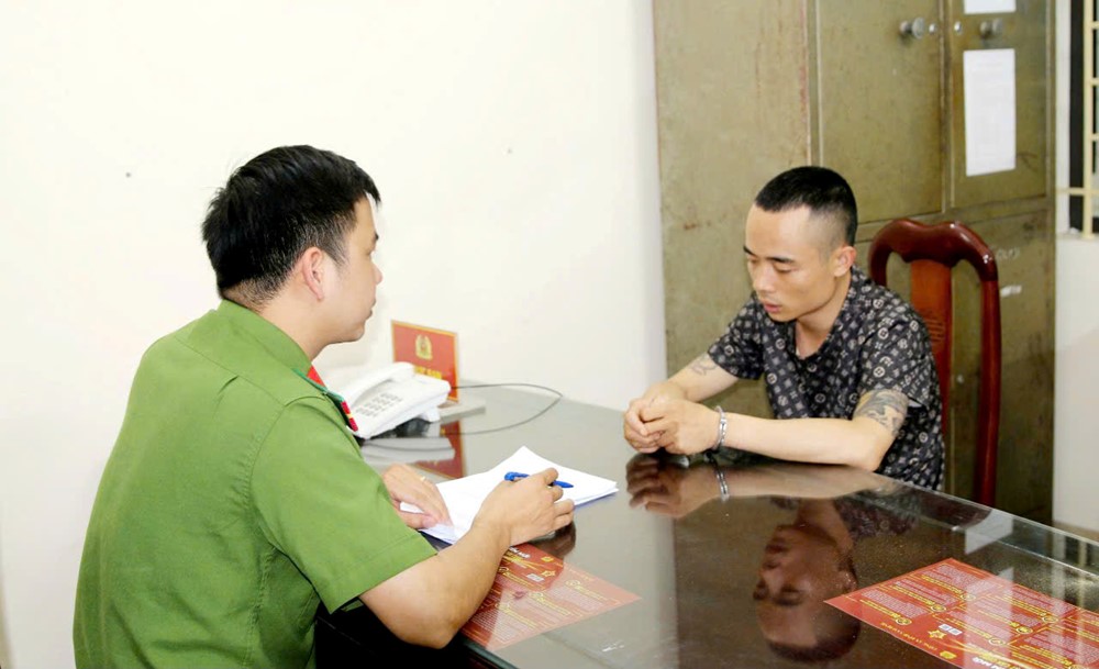 Người đàn ông họ Cồ đến tiệm vàng bán nhẫn, dây chuyền, lắc tay, chủ tiệm lập tức trình báo, công an bắt giữ - ảnh 1