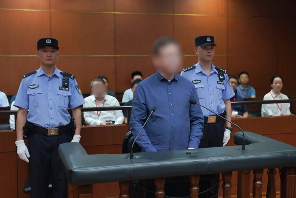 Phạt 12 năm tù kế toán dùng 205 tỷ mua 6 xe Porsche cùng hàng loạt bất động sản - ảnh 1