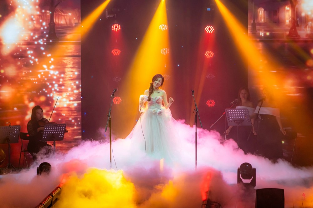 Danh tính nữ ca sĩ quê Quảng Bình vinh dự được biểu diễn trước Tổng thống Pháp: Sinh năm 1992, được khán giả gọi là 'nàng thơ nhạc Pháp thế hệ mới' - ảnh 3