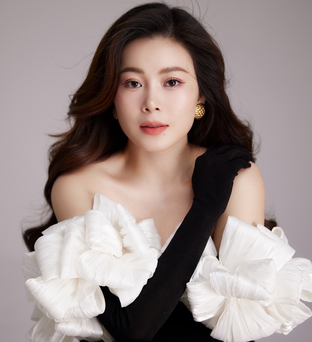 Danh tính nữ ca sĩ quê Quảng Bình vinh dự được biểu diễn trước Tổng thống Pháp: Sinh năm 1992, được khán giả gọi là 'nàng thơ nhạc Pháp thế hệ mới' - ảnh 2