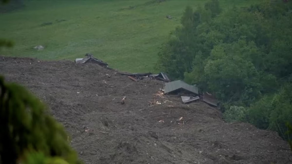 Kinh hoàng, một ngôi làng vừa bị xóa sổ chỉ trong vài phút: Sơ tán khẩn cấp 300 cư dân, điều động quân đội - ảnh 2