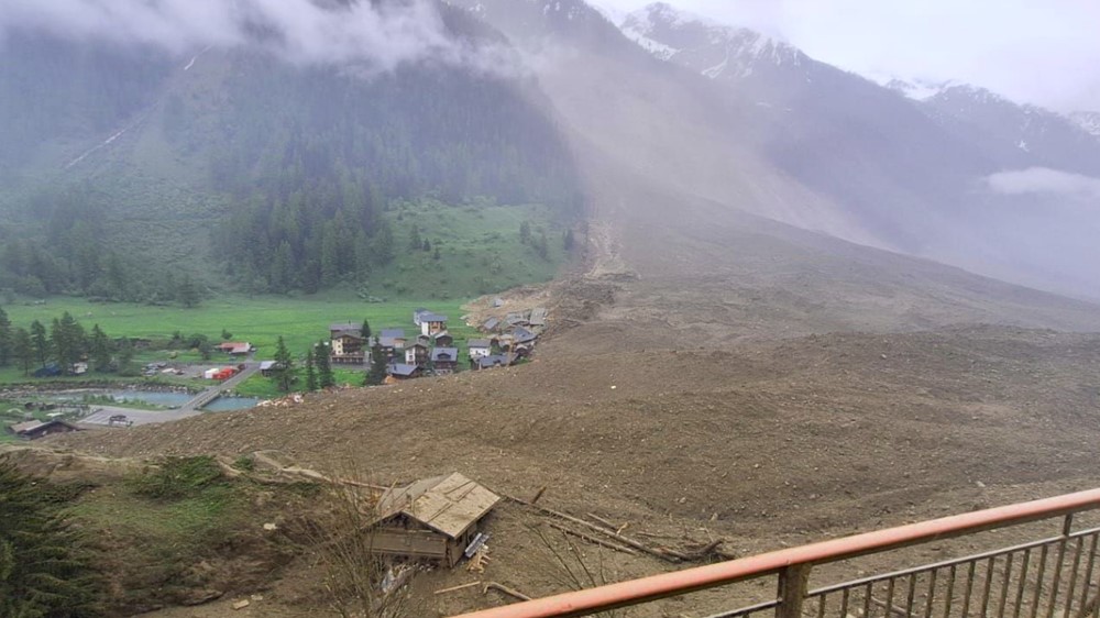 Kinh hoàng, một ngôi làng vừa bị xóa sổ chỉ trong vài phút: Sơ tán khẩn cấp 300 cư dân, điều động quân đội - ảnh 3