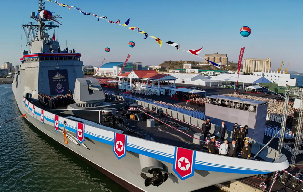 Tàu chiến 5.000 tấn gặp tai nạn nghiêm trọng, bắt giữ 4 người - ảnh 2