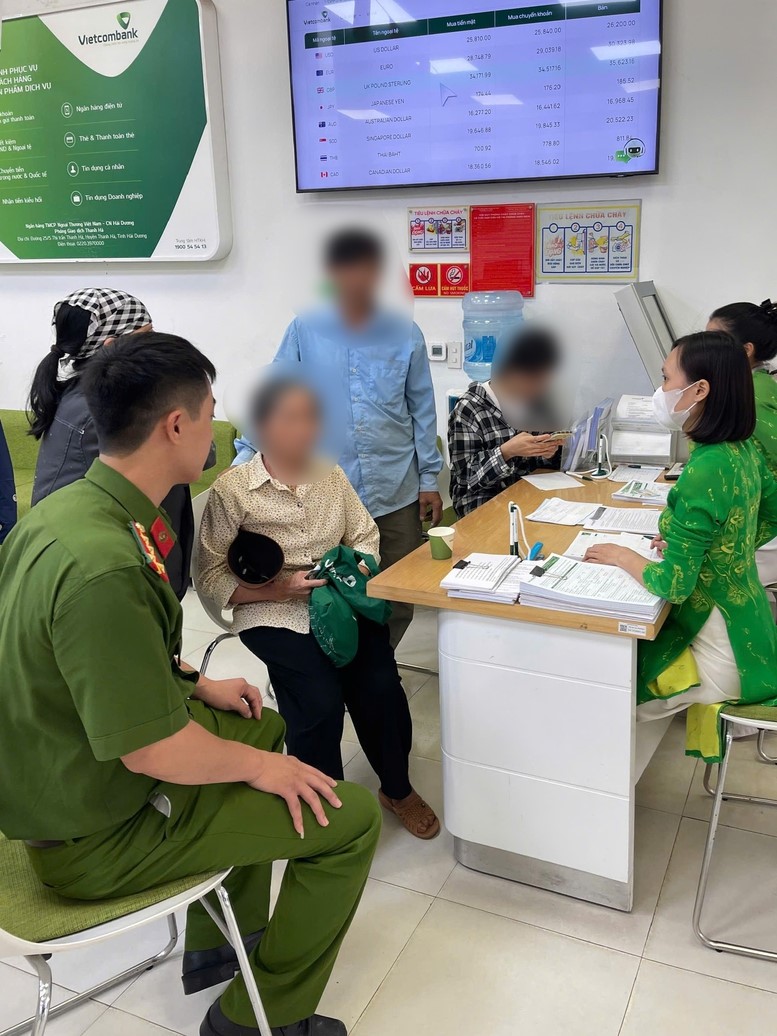 Bà N. đến ngân hàng chuyển khoản 150 triệu đồng, sau một câu nói liên quan đến con trai, nhân viên lập tức báo công an  - ảnh 1