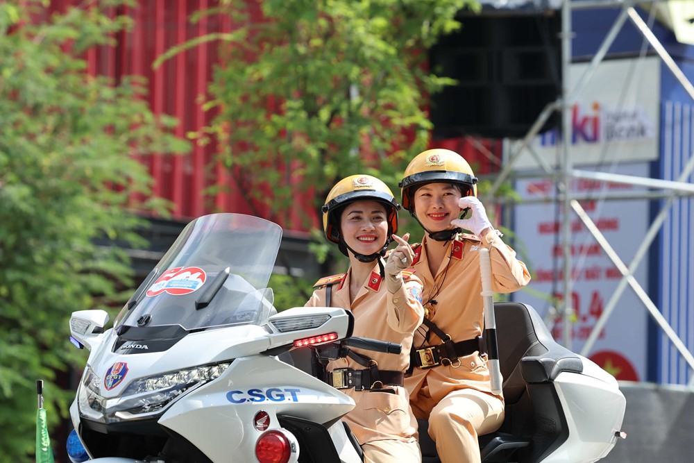 Nữ Thiếu tá Công an duy nhất lái siêu mô tô dẫn đoàn trong 'Vinh quang Công an Nhân dân Việt Nam' - ảnh 3