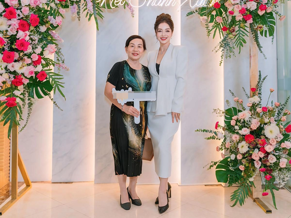 Hoa hậu là cháu dâu Chủ tịch FPT, 40 tuổi sống trong biệt thự, đi xe sang tiền tỷ, mẹ chồng quyền lực lọt top giàu nhất sàn chứng khoán Việt - ảnh 6