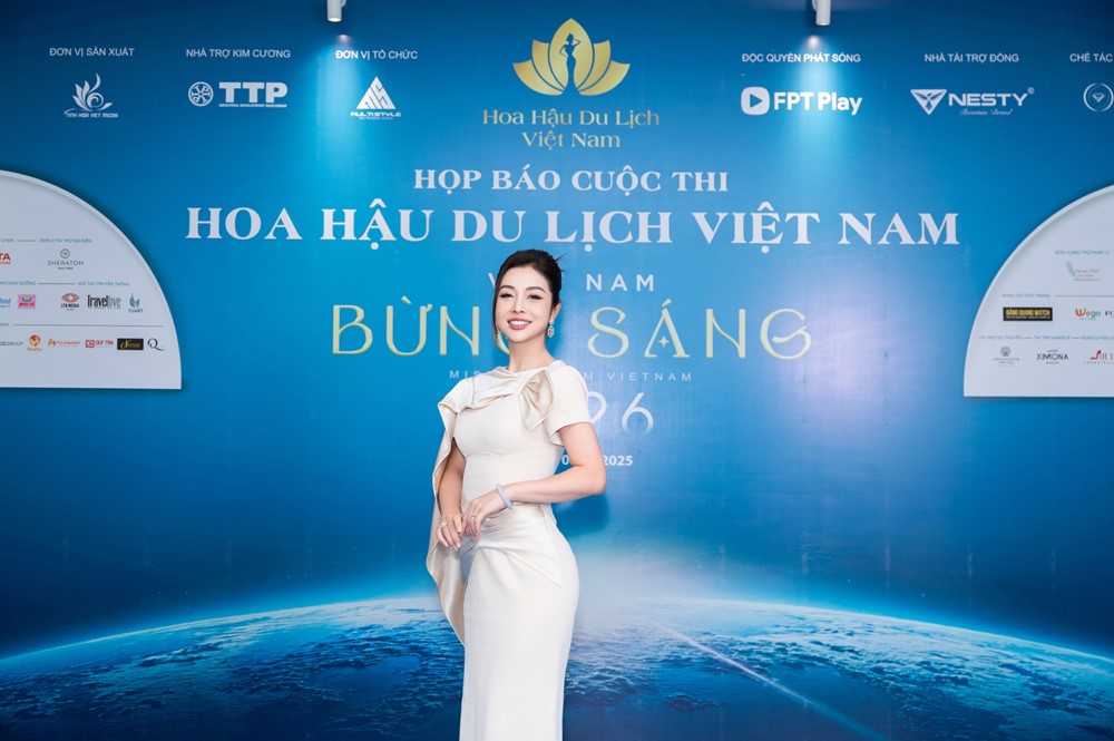 Hoa hậu là cháu dâu Chủ tịch FPT, 40 tuổi sống trong biệt thự, đi xe sang tiền tỷ, mẹ chồng quyền lực lọt top giàu nhất sàn chứng khoán Việt - ảnh 3