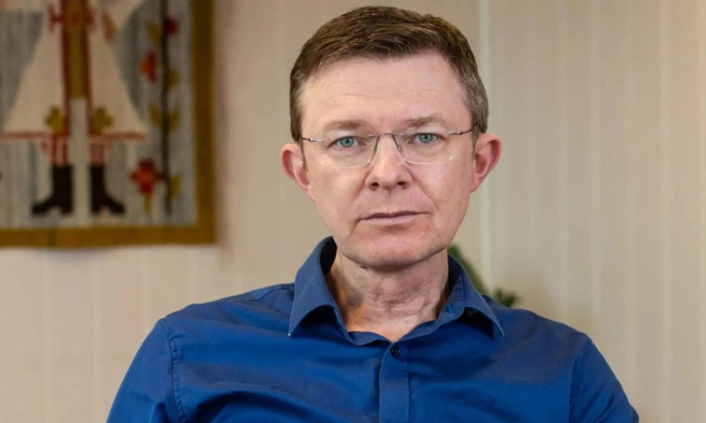 Tuyên phạt 21 năm tù bác sĩ phụ khoa xâm hại 94 bệnh nhân trong 20 năm, thu giữ 6.000 giờ video quay lén và công cụ phạm tội   - ảnh 1