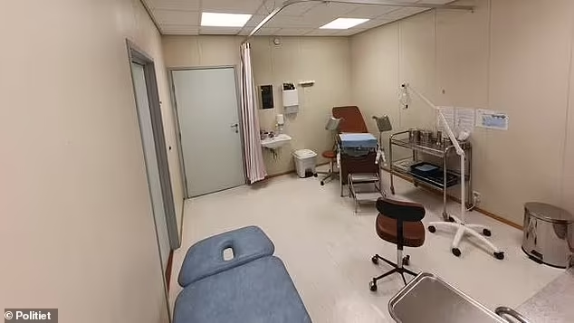 Tuyên phạt 21 năm tù bác sĩ phụ khoa xâm hại 94 bệnh nhân trong 20 năm, thu giữ 6.000 giờ video quay lén và công cụ phạm tội   - ảnh 2