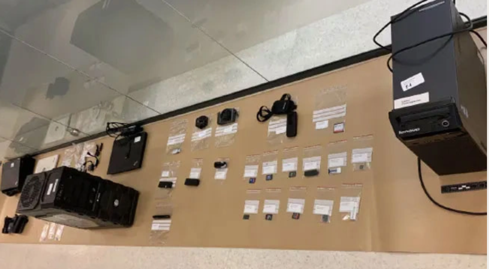 Tuyên phạt 21 năm tù bác sĩ phụ khoa xâm hại 94 bệnh nhân trong 20 năm, thu giữ 6.000 giờ video quay lén và công cụ phạm tội   - ảnh 3