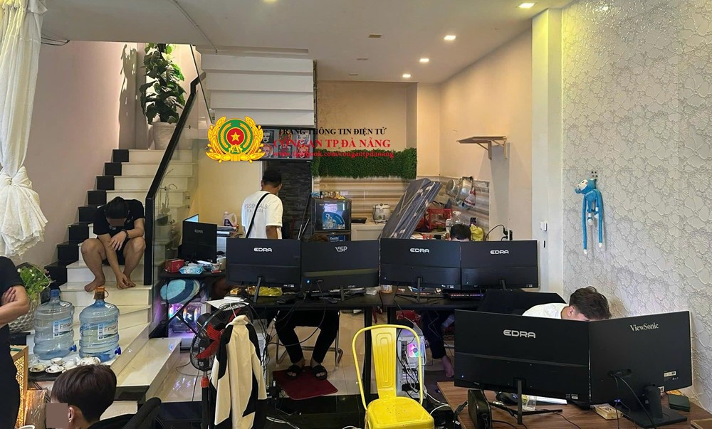 Khám xét khẩn cấp 2 căn nhà, bắt giữ nhiều đối tượng có trình độ công nghệ thông tin cao - ảnh 2