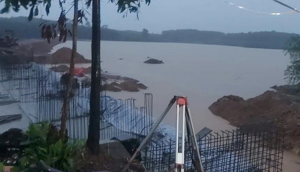 Tin nóng về bão số 1: Mưa lớn, chủ động phá một phần đê tại đập thủy lợi chứa 500.000m³ nước  - ảnh 1