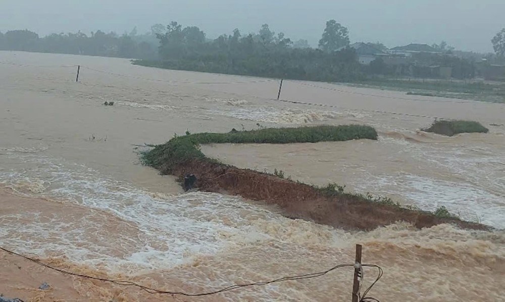 Tin nóng về bão số 1: Mưa lớn, chủ động phá một phần đê tại đập thủy lợi chứa 500.000m³ nước  - ảnh 2