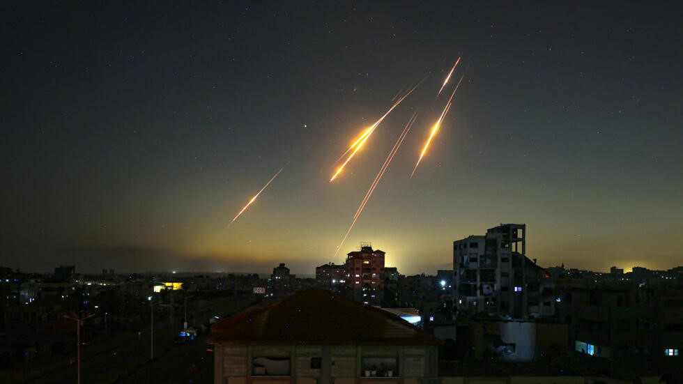 Bộ trưởng Quốc phòng Israel cảnh báo ‘thiêu rụi Tehran’ sau loạt tấn công tên lửa - ảnh 2