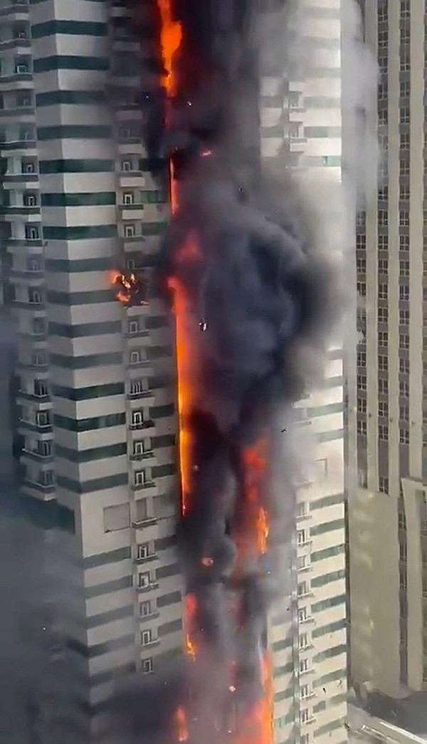  Tòa chung cư chọc trời bốc cháy dữ dội, gần 4.000 cư dân phải sơ tán khẩn cấp trong đêm - ảnh 2