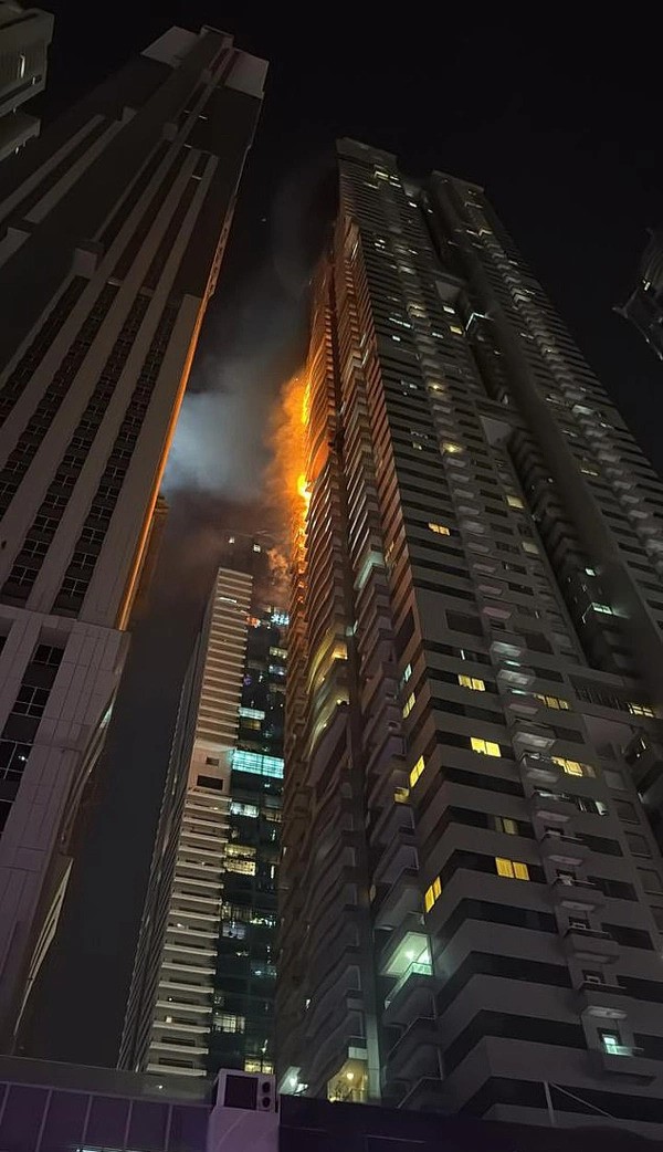  Tòa chung cư chọc trời bốc cháy dữ dội, gần 4.000 cư dân phải sơ tán khẩn cấp trong đêm - ảnh 1