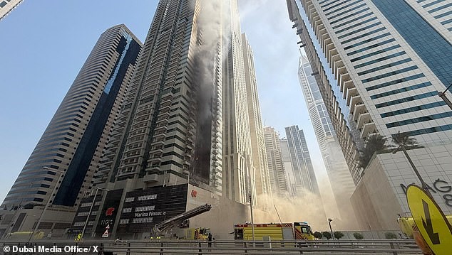  Tòa chung cư chọc trời bốc cháy dữ dội, gần 4.000 cư dân phải sơ tán khẩn cấp trong đêm - ảnh 3