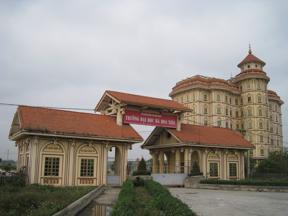 Một trường đại học bất ngờ bị đình chỉ toàn bộ hoạt động đào tạo - ảnh 1