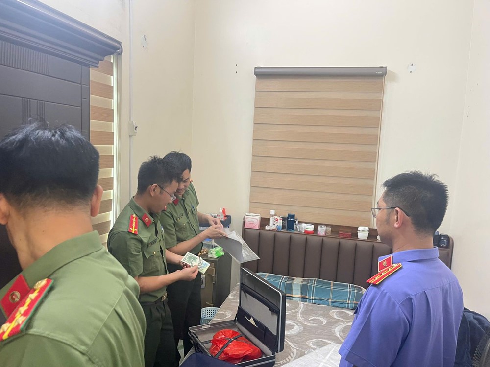 Khám xét nơi ở, bắt giám đốc Phùng Ngọc Phương - ảnh 2