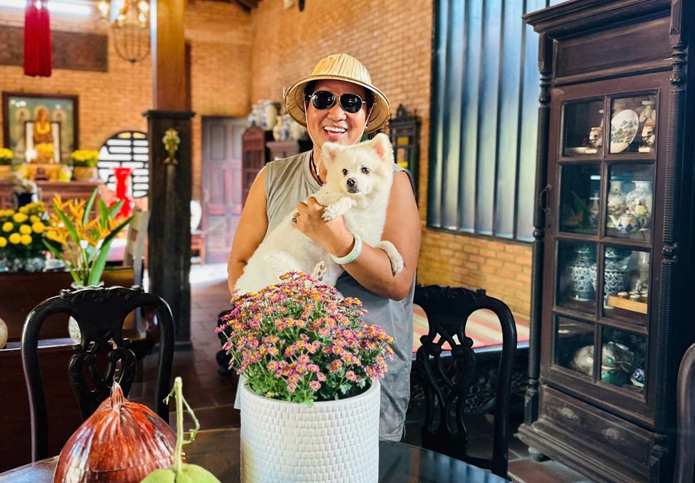 Nam nghệ sĩ hài chuẩn bị thi Tiến sĩ ở tuổi U60: Rao bán biệt phủ cổ trăm tỷ, rộng 1.600m2, xây khu nghỉ dưỡng 10.000m2 ở Đà Lạt - ảnh 2