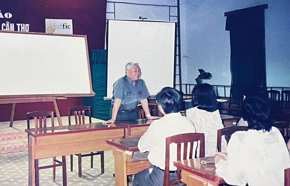 'Thần đồng' Vật lý 18 tuổi tốt nghiệp đại học, 30 tuổi được phong hàm Giáo sư, là Viện trưởng trẻ tuổi nhất trong lịch sử khoa học Việt Nam - ảnh 4