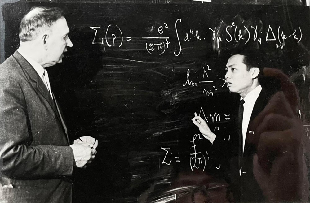 'Thần đồng' Vật lý 18 tuổi tốt nghiệp đại học, 30 tuổi được phong hàm Giáo sư, là Viện trưởng trẻ tuổi nhất trong lịch sử khoa học Việt Nam - ảnh 2