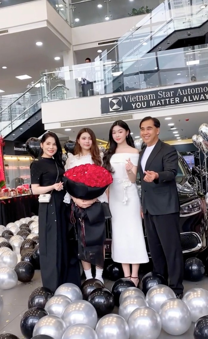 Con gái MC Quyền Linh diện đồ hàng trăm triệu ở Pháp  - ảnh 6