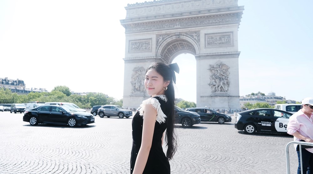 Con gái MC Quyền Linh diện đồ hàng trăm triệu ở Pháp  - ảnh 5