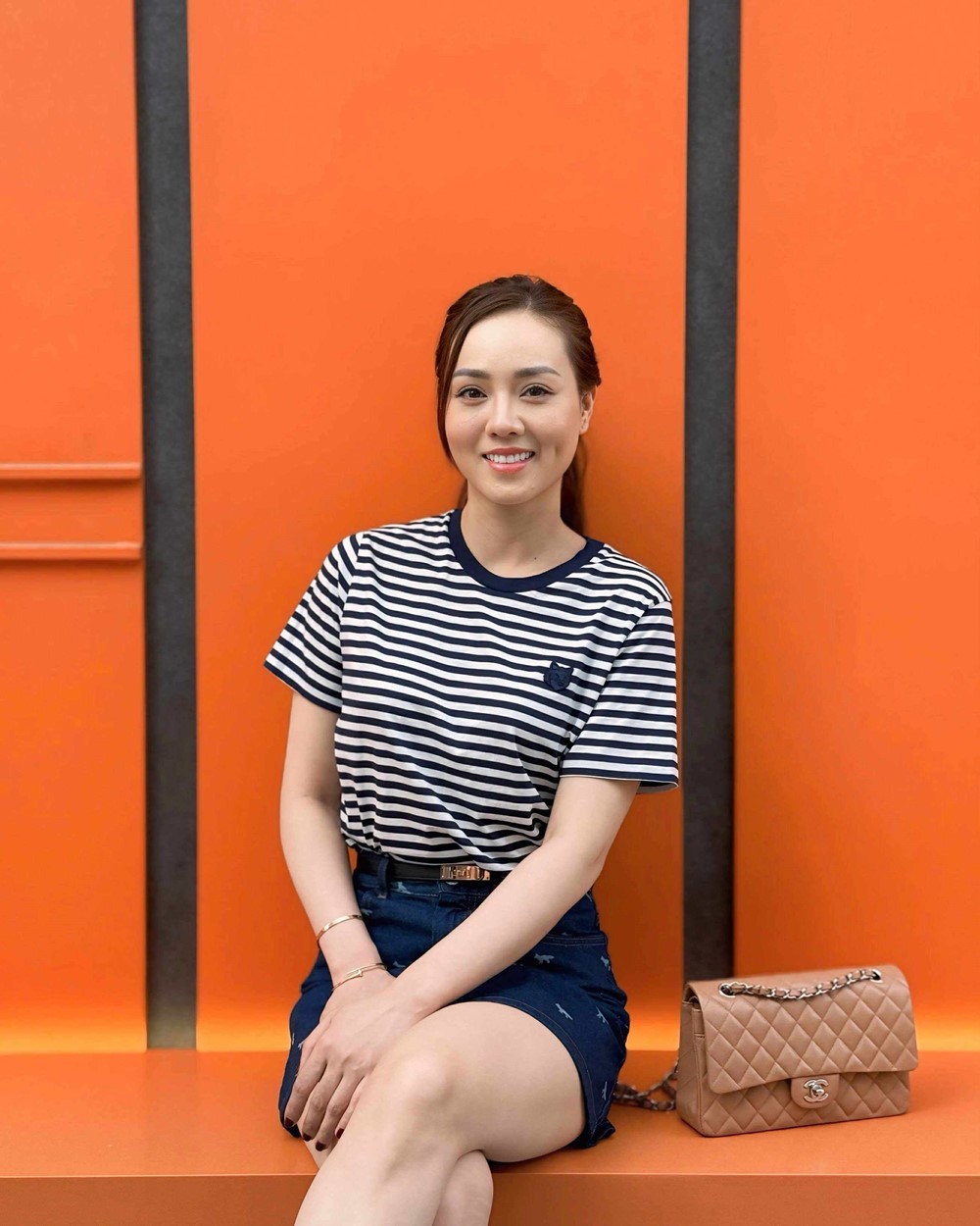 Vợ NSND Công Lý diện đồ trăm triệu ở nước ngoài - ảnh 9