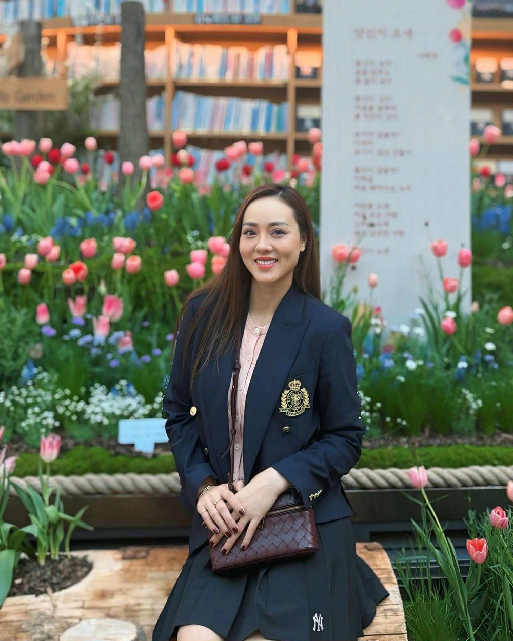 Vợ NSND Công Lý diện đồ trăm triệu ở nước ngoài - ảnh 1