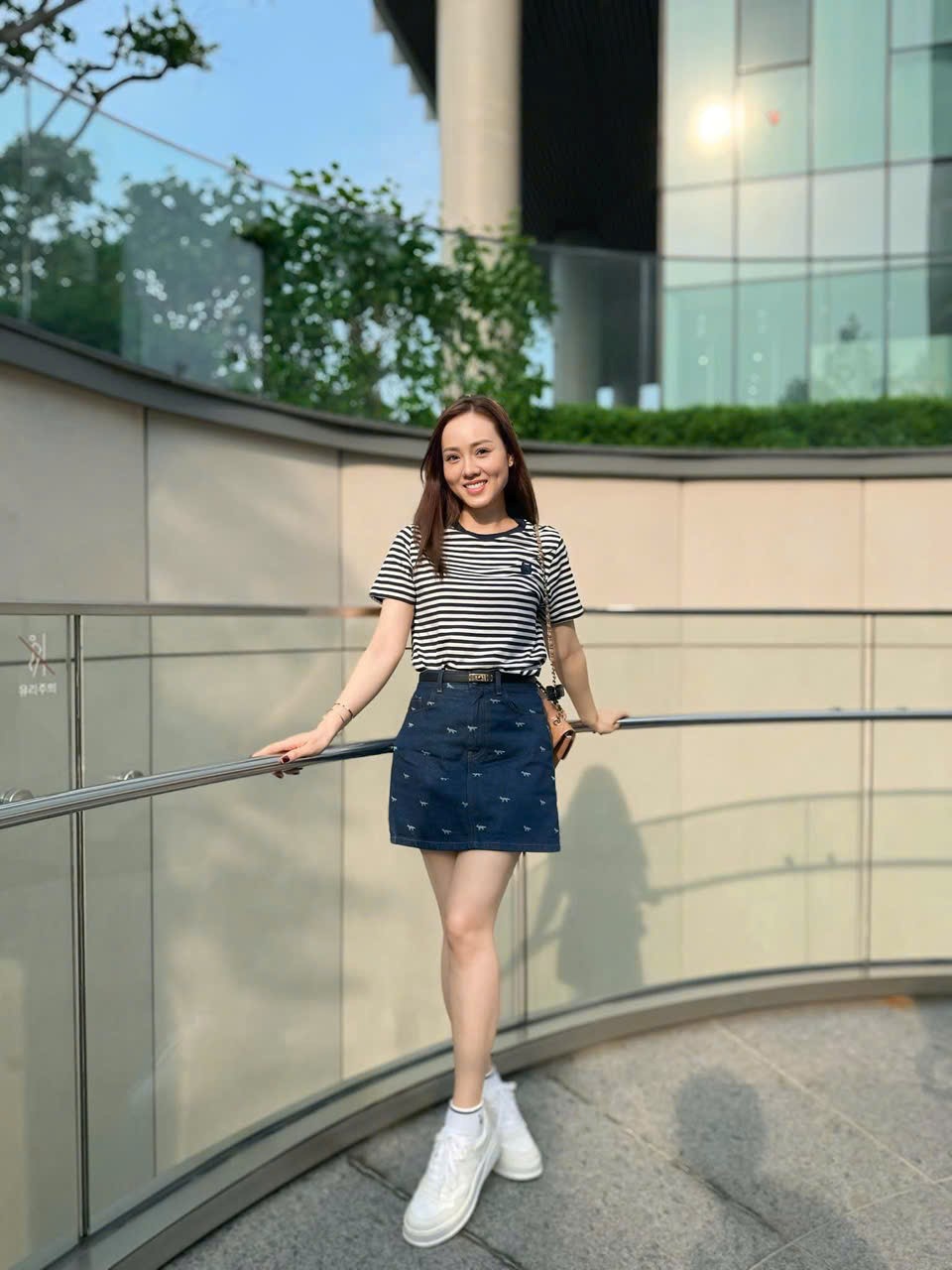 Vợ NSND Công Lý diện đồ trăm triệu ở nước ngoài - ảnh 13