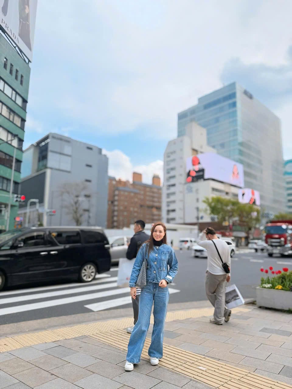 Vợ NSND Công Lý diện đồ trăm triệu ở nước ngoài - ảnh 4