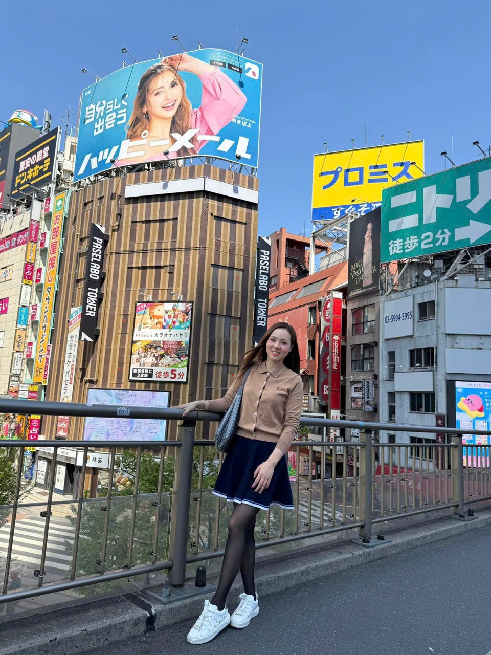 Vợ NSND Công Lý diện đồ trăm triệu ở nước ngoài - ảnh 5