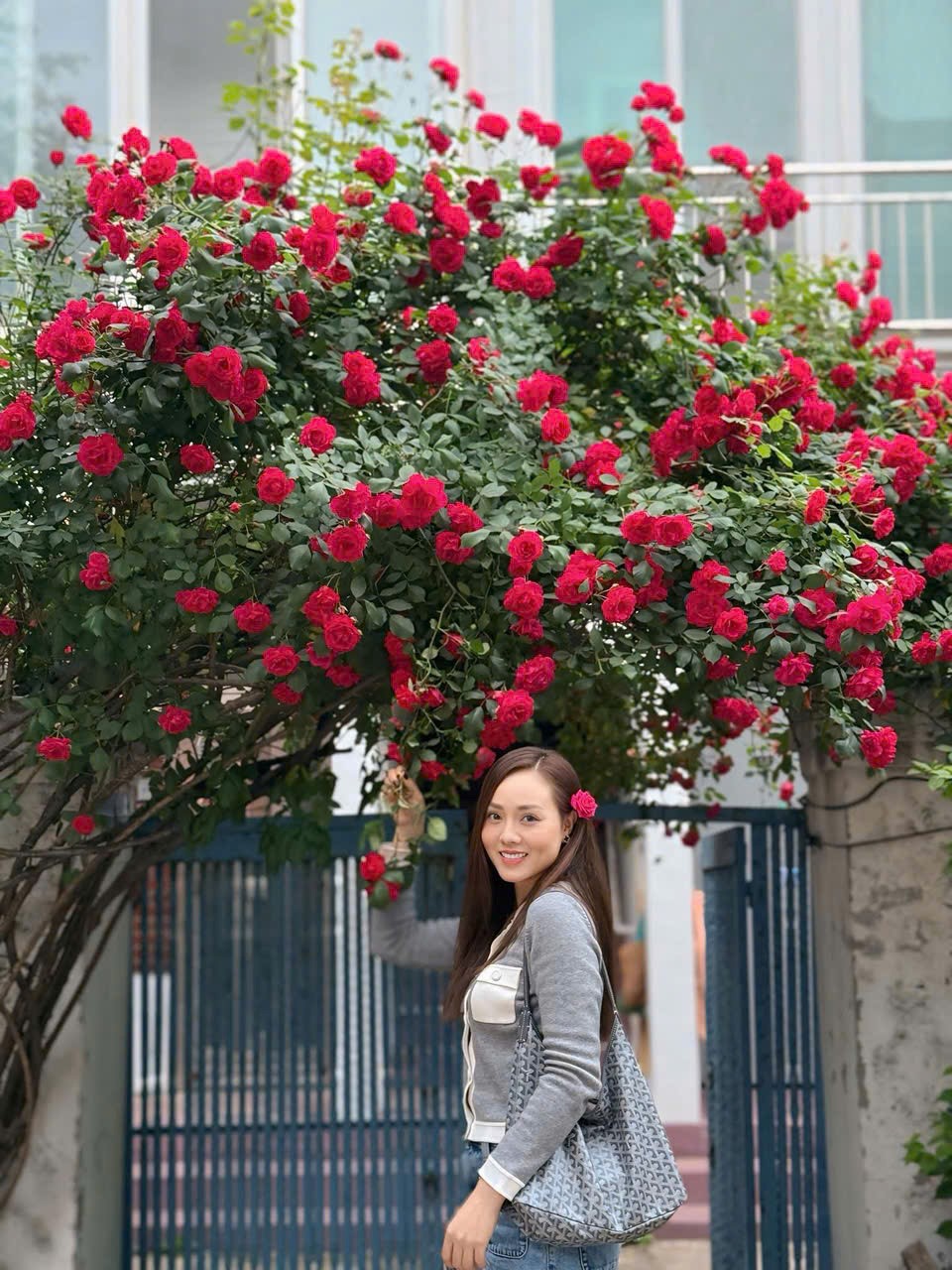 Vợ NSND Công Lý diện đồ trăm triệu ở nước ngoài - ảnh 3