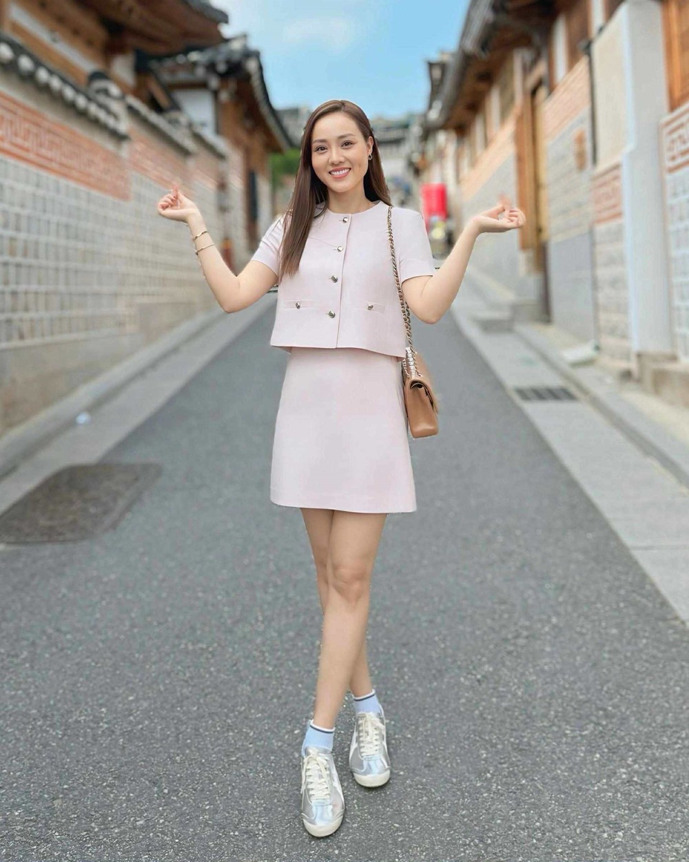 Vợ NSND Công Lý diện đồ trăm triệu ở nước ngoài - ảnh 11