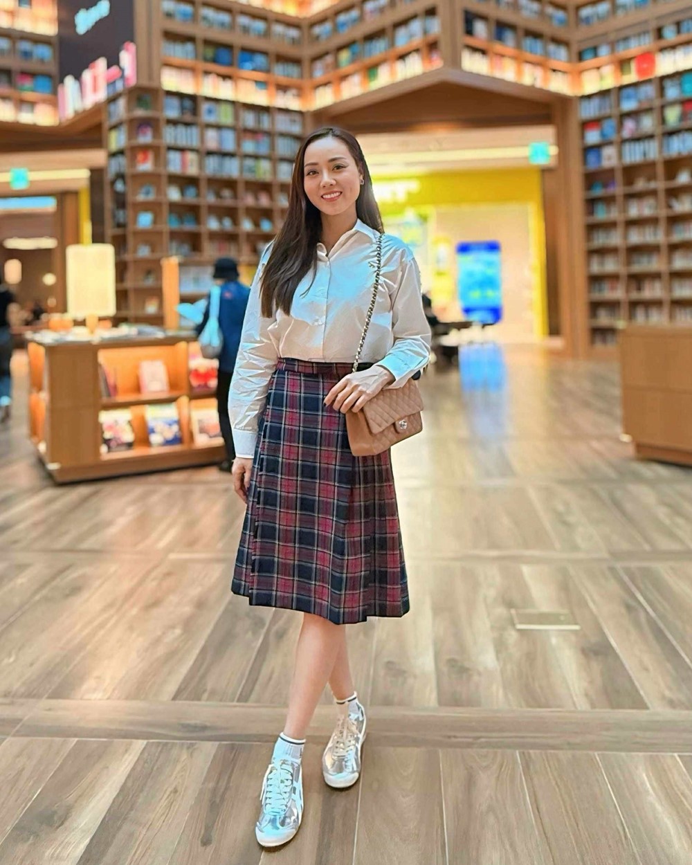 Vợ NSND Công Lý diện đồ trăm triệu ở nước ngoài - ảnh 10