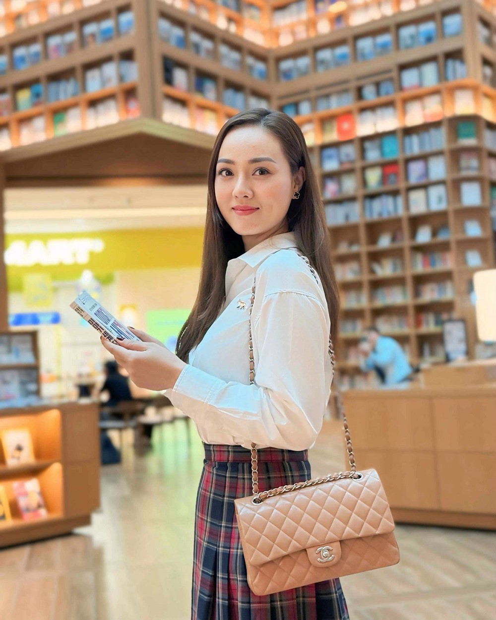 Vợ NSND Công Lý diện đồ trăm triệu ở nước ngoài - ảnh 2