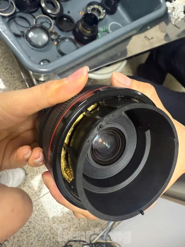 Giấu gần 2kg kim loại nghi vàng trong ống kính máy ảnh, hành khách bị Hải quan Nội Bài bắt giữ - ảnh 3