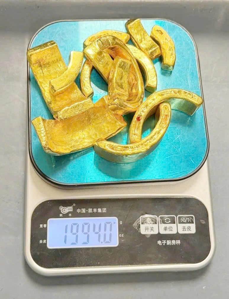 Giấu gần 2kg kim loại nghi vàng trong ống kính máy ảnh, hành khách bị Hải quan Nội Bài bắt giữ - ảnh 4