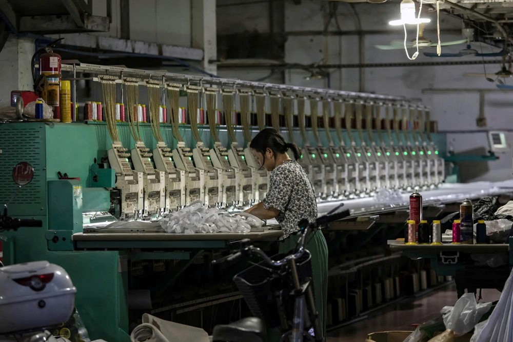 Châu Á hụt hơi trước ‘giờ G’ áp thuế, chỉ số quan trọng của hàng loạt quốc gia lao dốc - ảnh 1