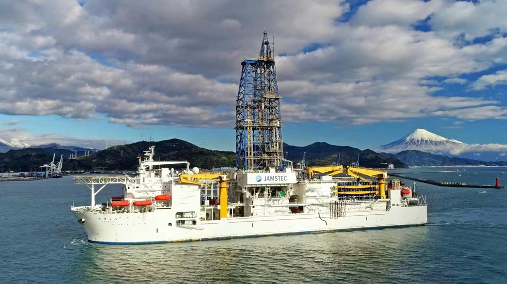 Lần đầu tiên trên thế giới: Quốc gia châu Á khoan sâu 5.500m dưới đáy biển để khai thác 16 triệu tấn đất hiếm, cạnh tranh trực diện với Trung Quốc - ảnh 1