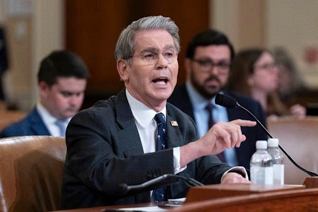 Bộ trưởng Tài chính Mỹ tuyên bố sẵn sàng ‘thay ghế’ Chủ tịch Fed - ảnh 1