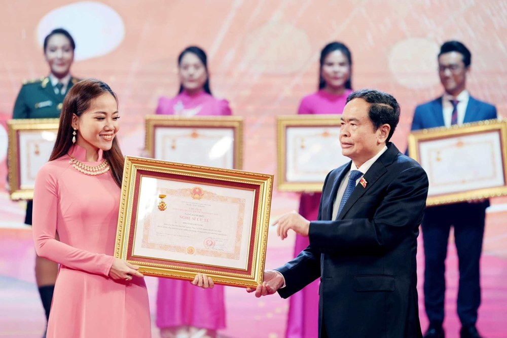 NSƯT tốt nghiệp Thủ khoa với điểm tuyệt đối, được phong tặng danh hiệu khi mới 36 tuổi - ảnh 3