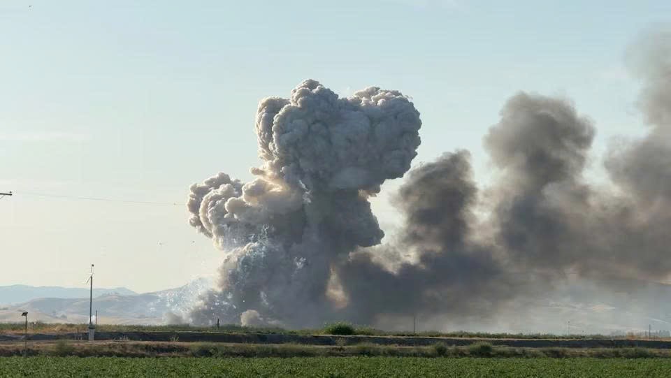 Kho pháo hoa nổ tung giữa đêm khiến 7 người mất tích, 32ha cây cỏ bị thiêu rụi - ảnh 1