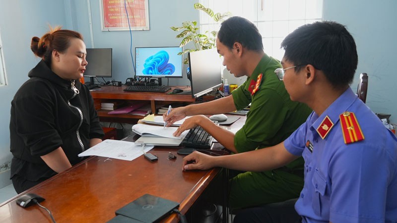 Bất ngờ nhận được 100 triệu chuyển vào tài khoản, cô gái 9x bị khởi tố: Công an lập tức cảnh báo - ảnh 1