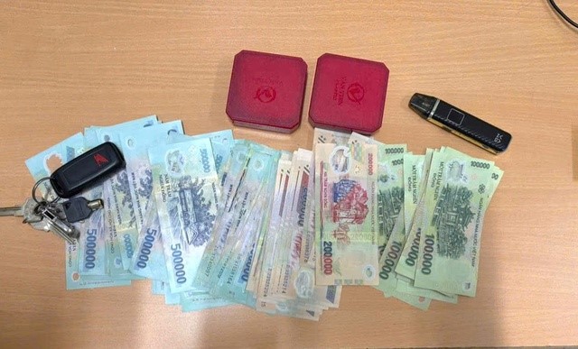 Bắt Ngô Đăng Phong, thu giữ hàng trăm triệu đồng cùng nhiều trang sức vàng - ảnh 1