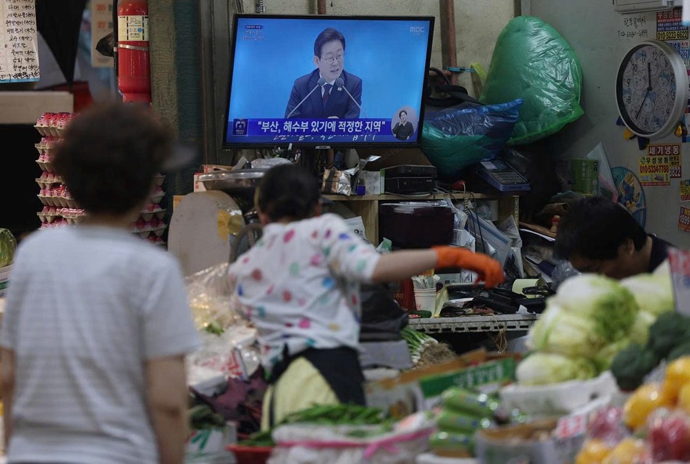 Quốc gia châu Á phát cho mỗi người dân gần 3 triệu đồng tiền mặt để mua sắm, điều kiện nhận tiền gây chú ý   - ảnh 1