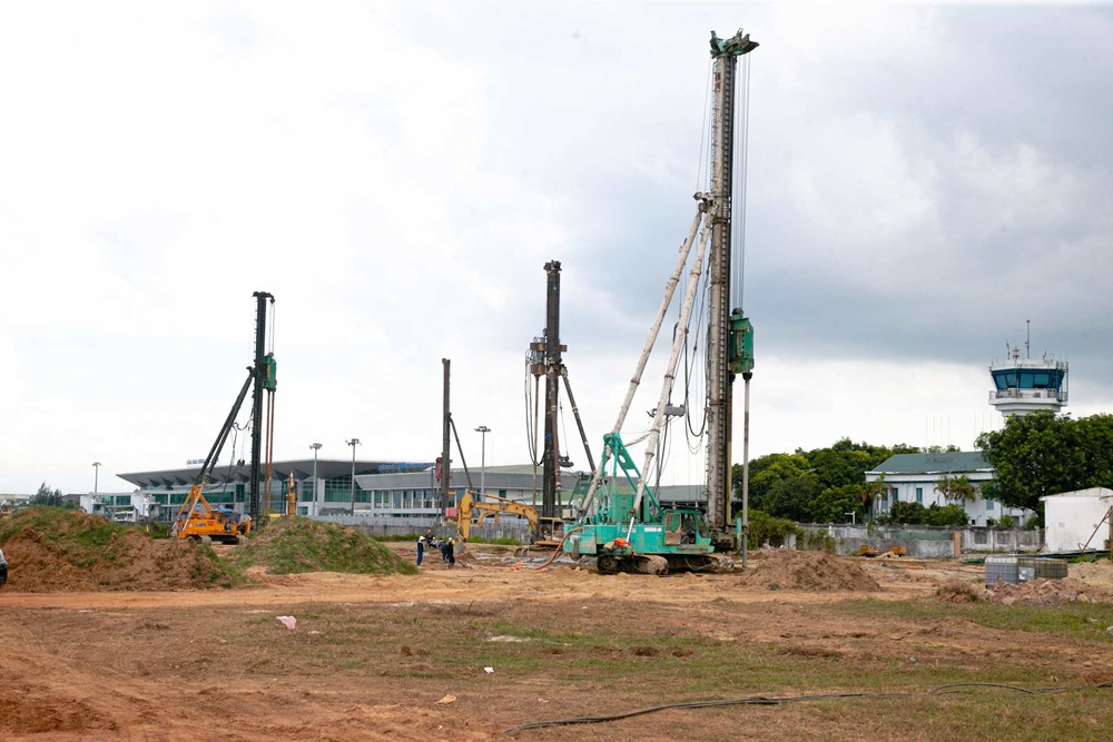 Huy động hàng trăm công nhân, máy móc làm việc 'ba ca bốn kíp' gấp rút nâng cấp sân bay quốc tế nghìn tỷ trong 6 tháng cuối năm - ảnh 2